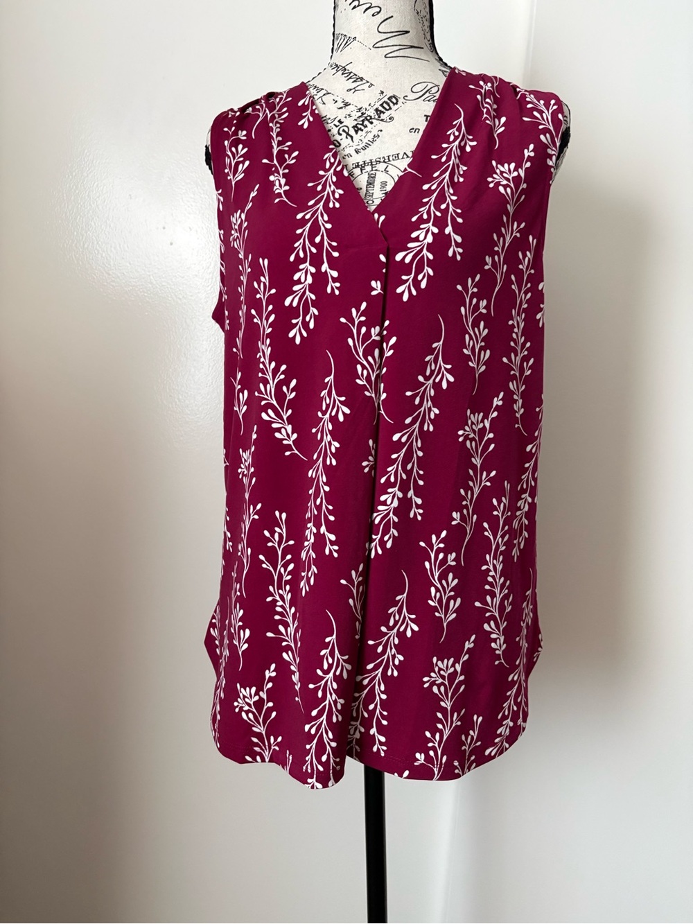 41 Hawthorn Sleeveless V-Neck Top in Berry Floral